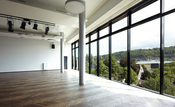 Tagungsraum mit edlem Boden und Panoramafenster mit Blick auf den Rhein in der Rhein-Mosel-Halle © Thomas Frey