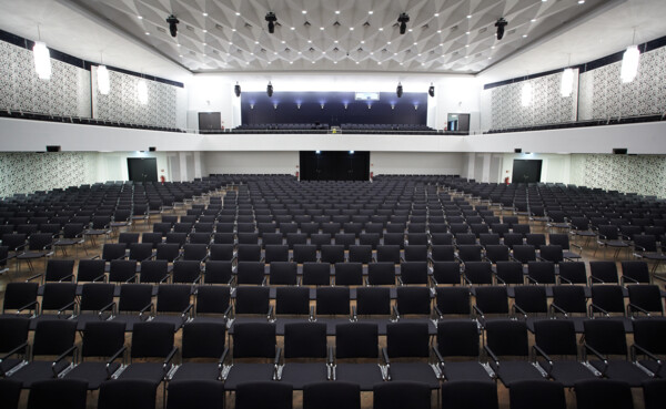 Konzerthalle mit Bestuhlung und Balkonen in der Rhein-Mosel-Halle © Thomas Frey